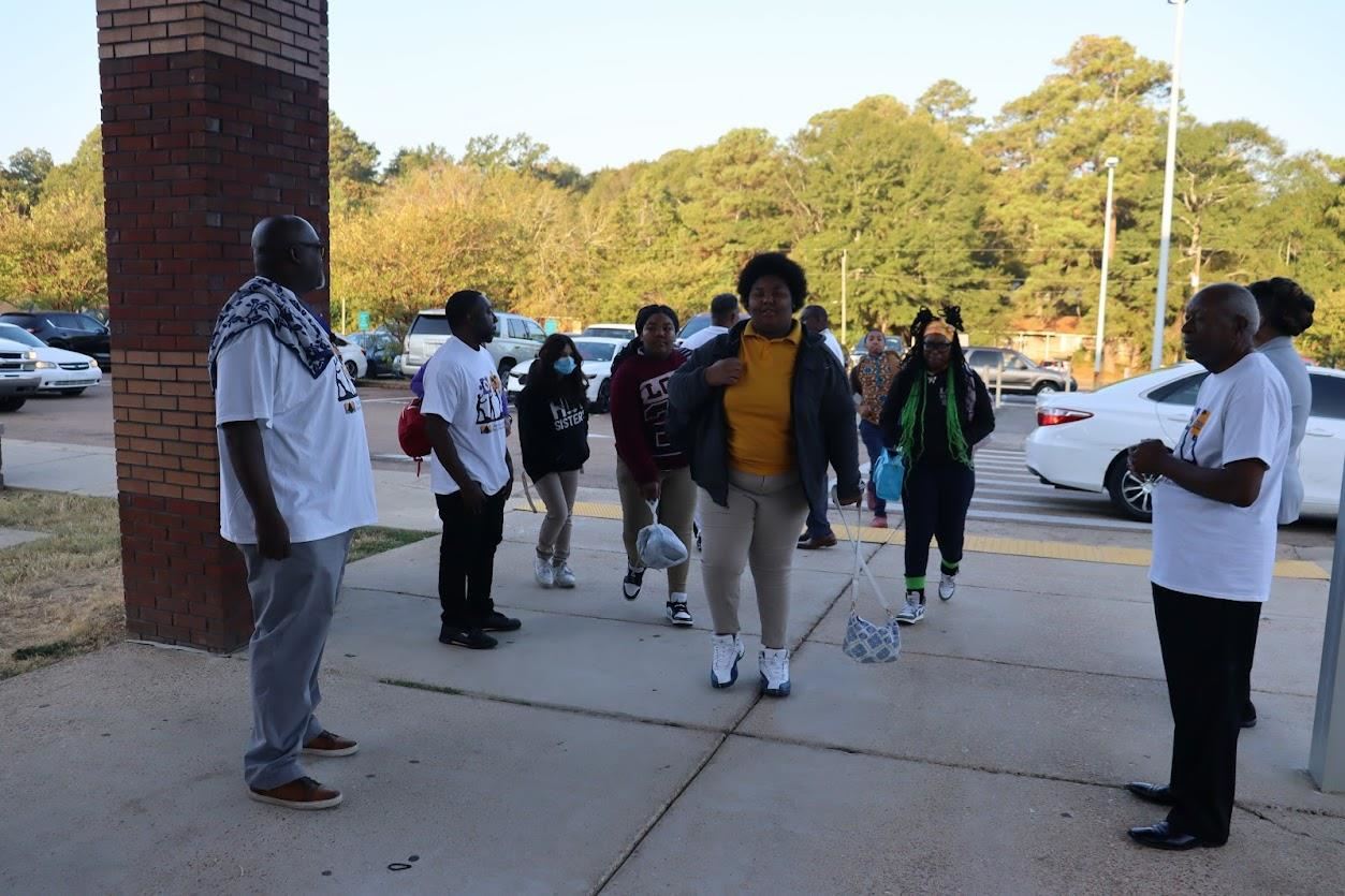 Watch D.O.G.S Coordinator Darwin Robinson greeting students from Whitten at Peeples.